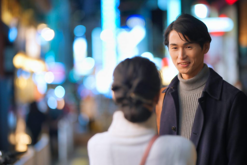 夜の街にいるカップル