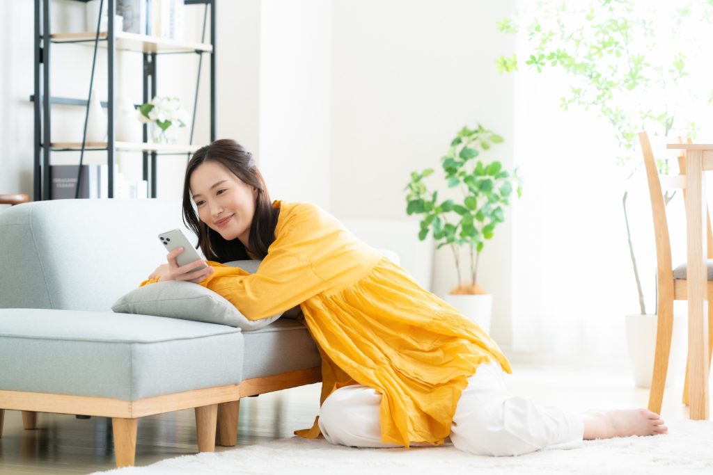 スマートフォンを操作する女性