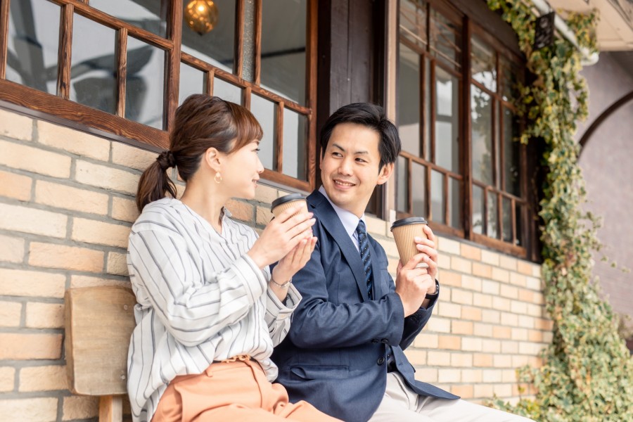 好意のある既婚女性が職場でとる態度