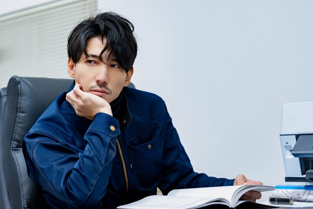 考え込む既婚男性
