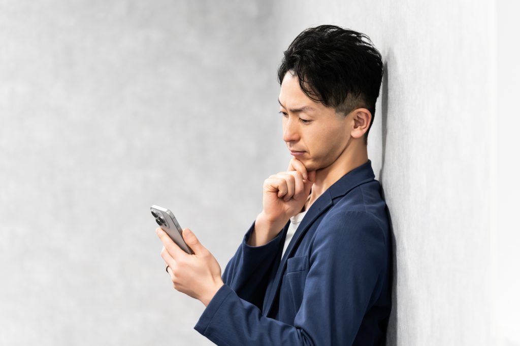 女性からの連絡を迷惑がる男性
