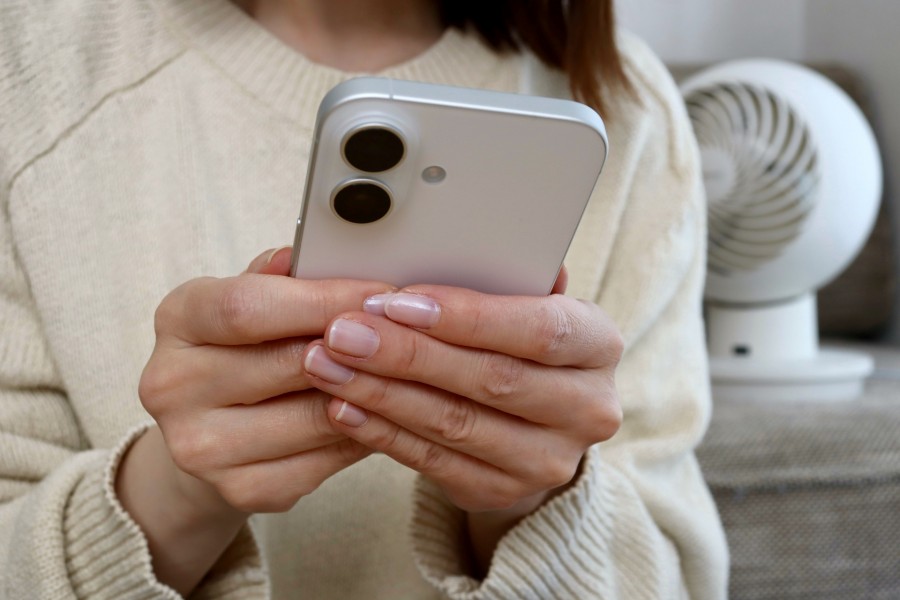 SNSを利用する女性のイメージ