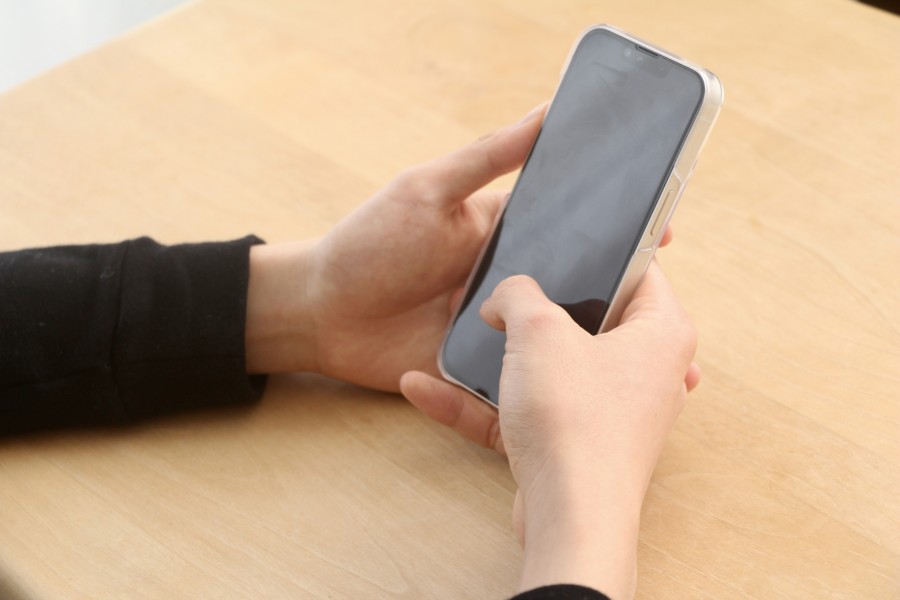 スマートフォンを操作している様子