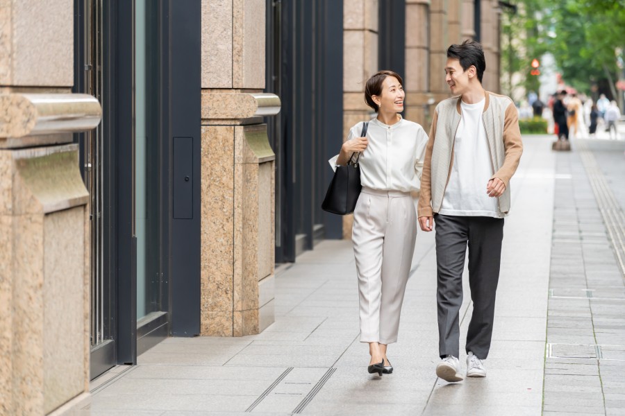 街中を歩く既婚者カップル