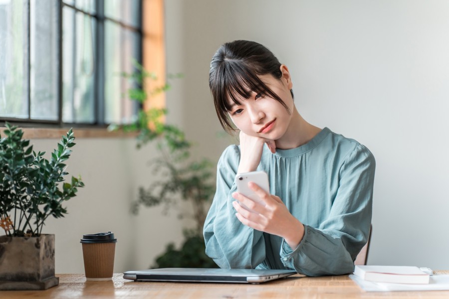 誘いをどうしようか迷う女性