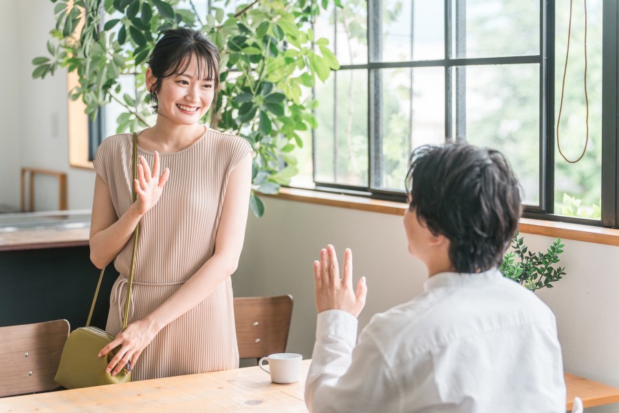 飲食店で待ち合わせをする男女