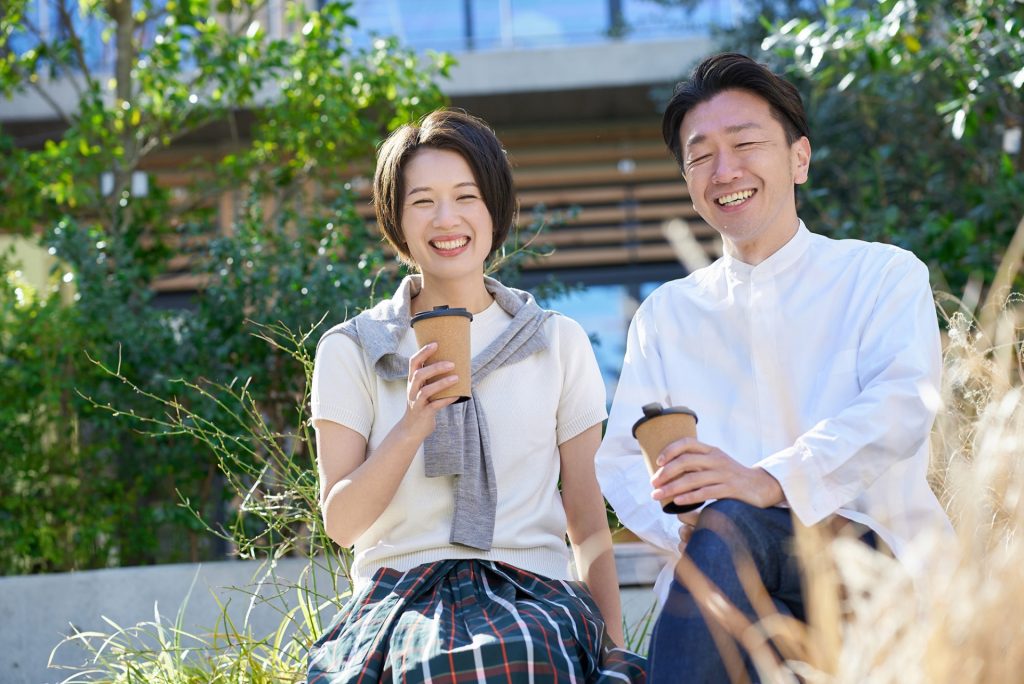 仲良く会話する既婚者カップル