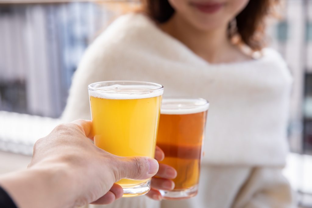 乾杯する男女