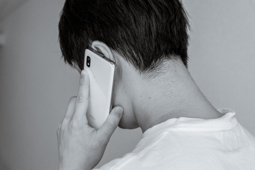 電話をしている男性のイメージ