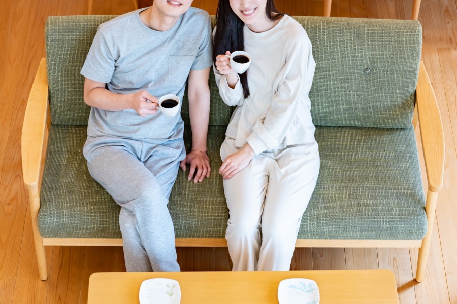 ソファで寛ぐ男女