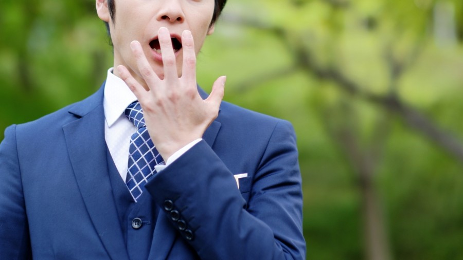 待ち合わせで驚く男性