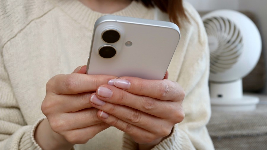 スマートフォンの画面を眺める女性