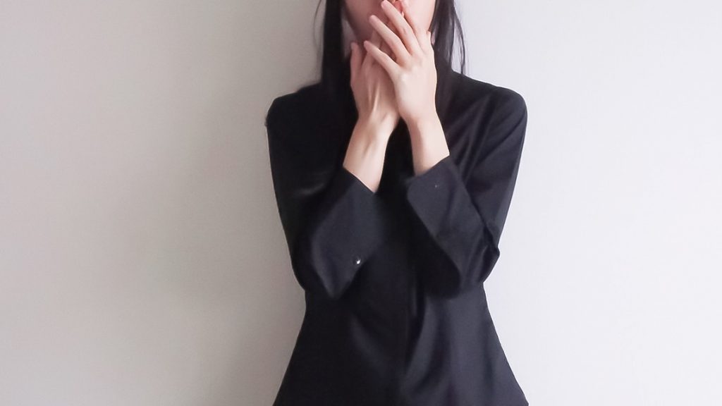 驚く女性