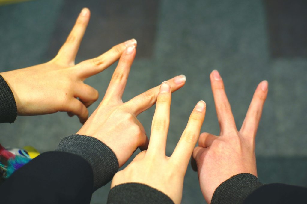 4人のピースサイン