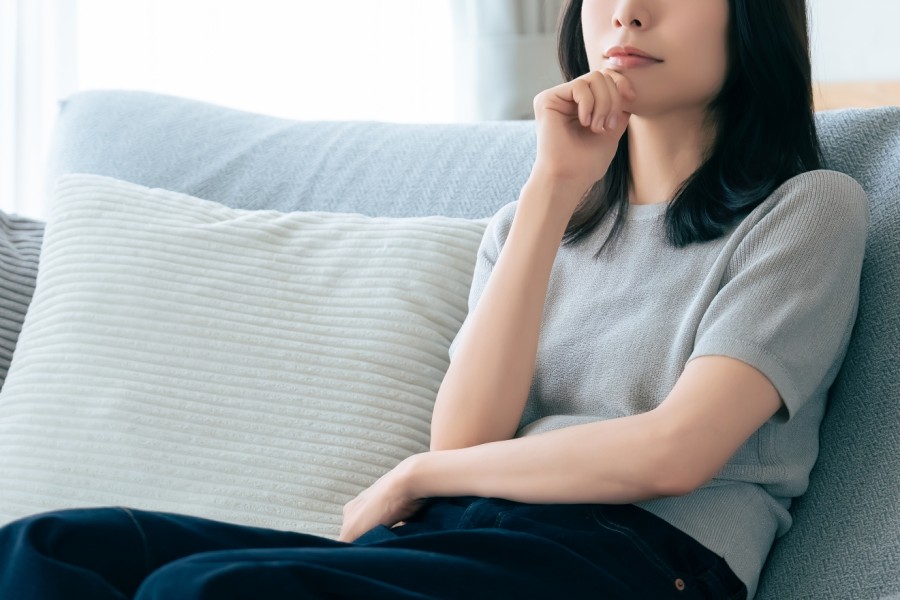 考え事をする女性