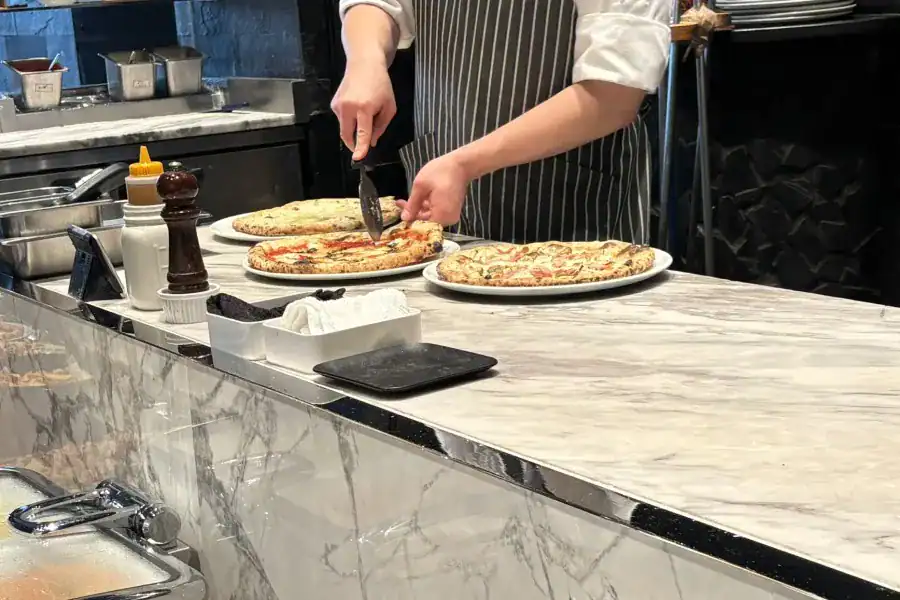 ピザの調理風景