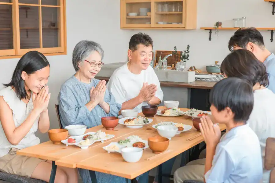 「お盆と正月さえ乗り切れば」家族のつながりが薄い日本